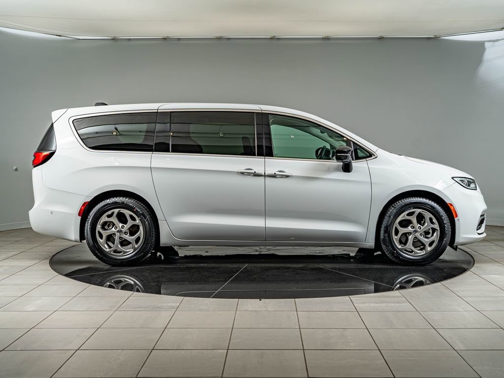 Used 2024 Bright White Clearcoat Chrysler Limited image 4