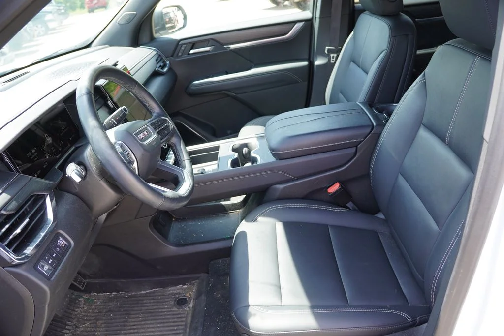 Used 2025 White Frost Tricoat GMC Elevation image 4