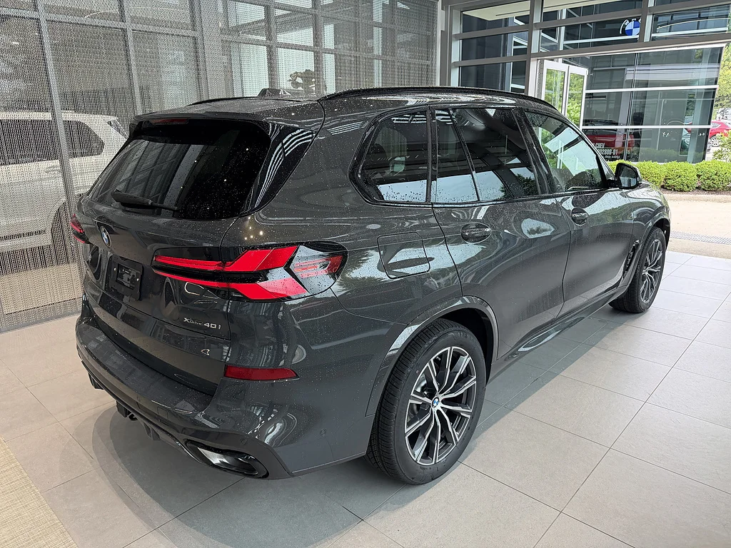 New 2026 Dravit Grey Metallic BMW xDrive40i image 6