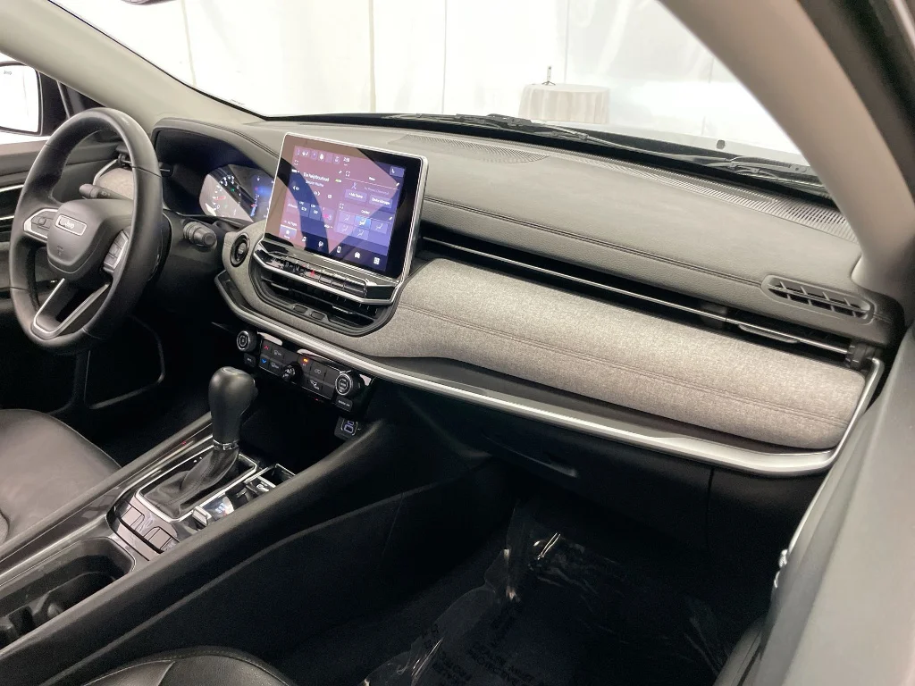 Used 2022 Granite Crystal Metallic Clear Coat Jeep Latitude Lux image 27
