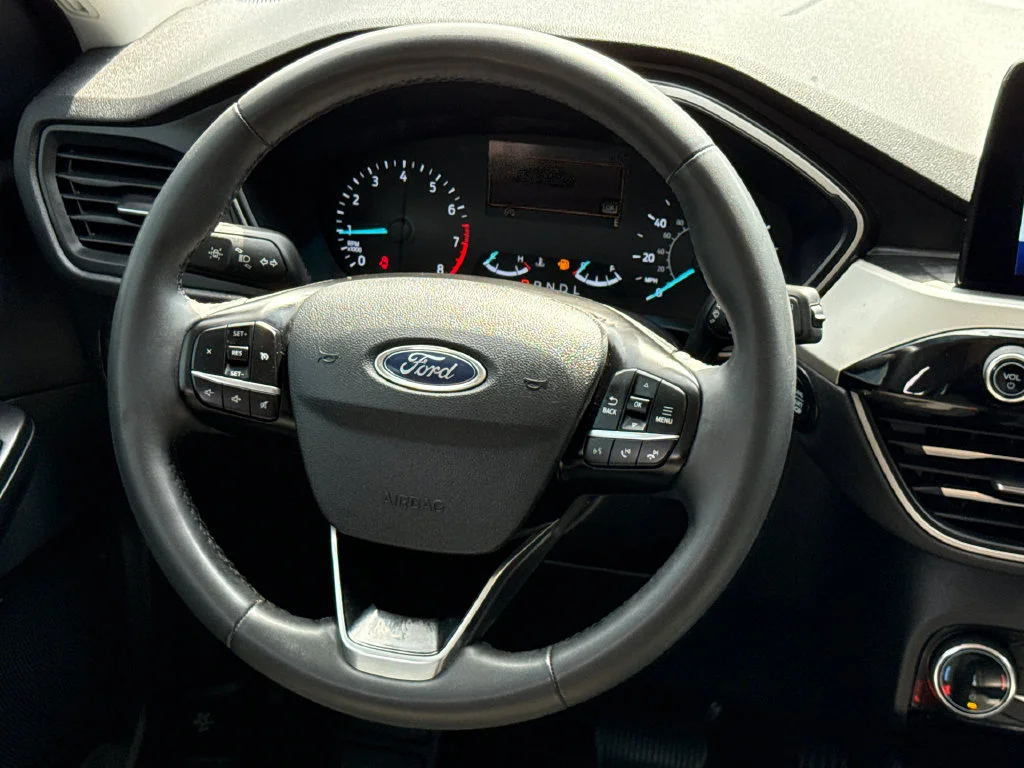 Used 2022 Red Ford SE image 13