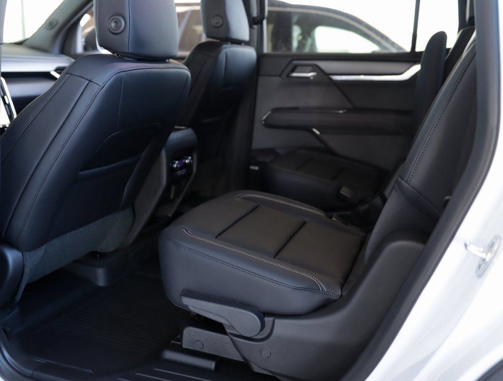 New 2026 Glacier White Tricoat GMC Elevation image 27