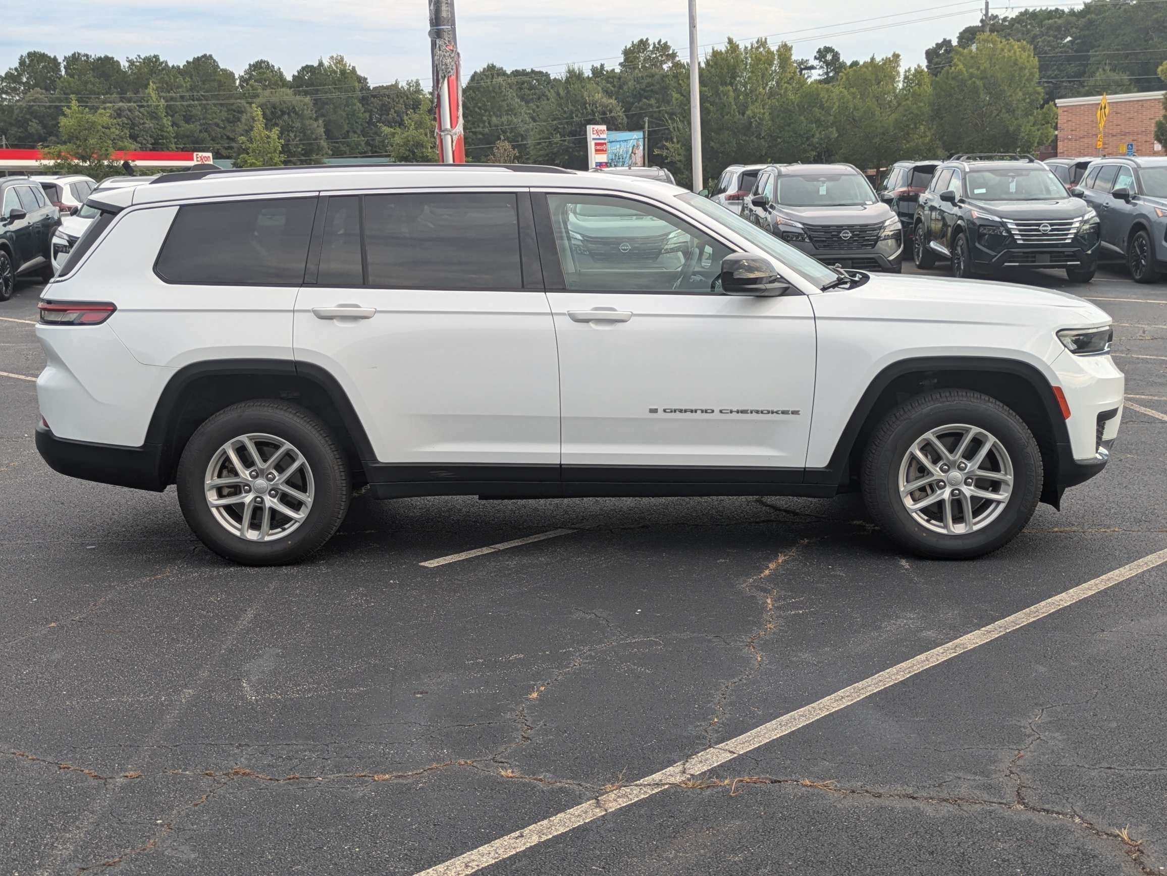 Used 2023 White Jeep Laredo image 2