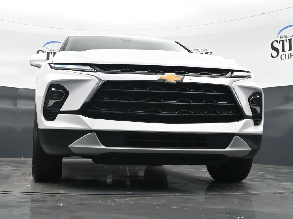 Used 2025 Summit White Chevrolet 2LT image 27