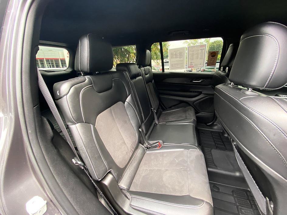 Used 2024 Baltic Gray Metallic Clearcoat Jeep Altitude image 22