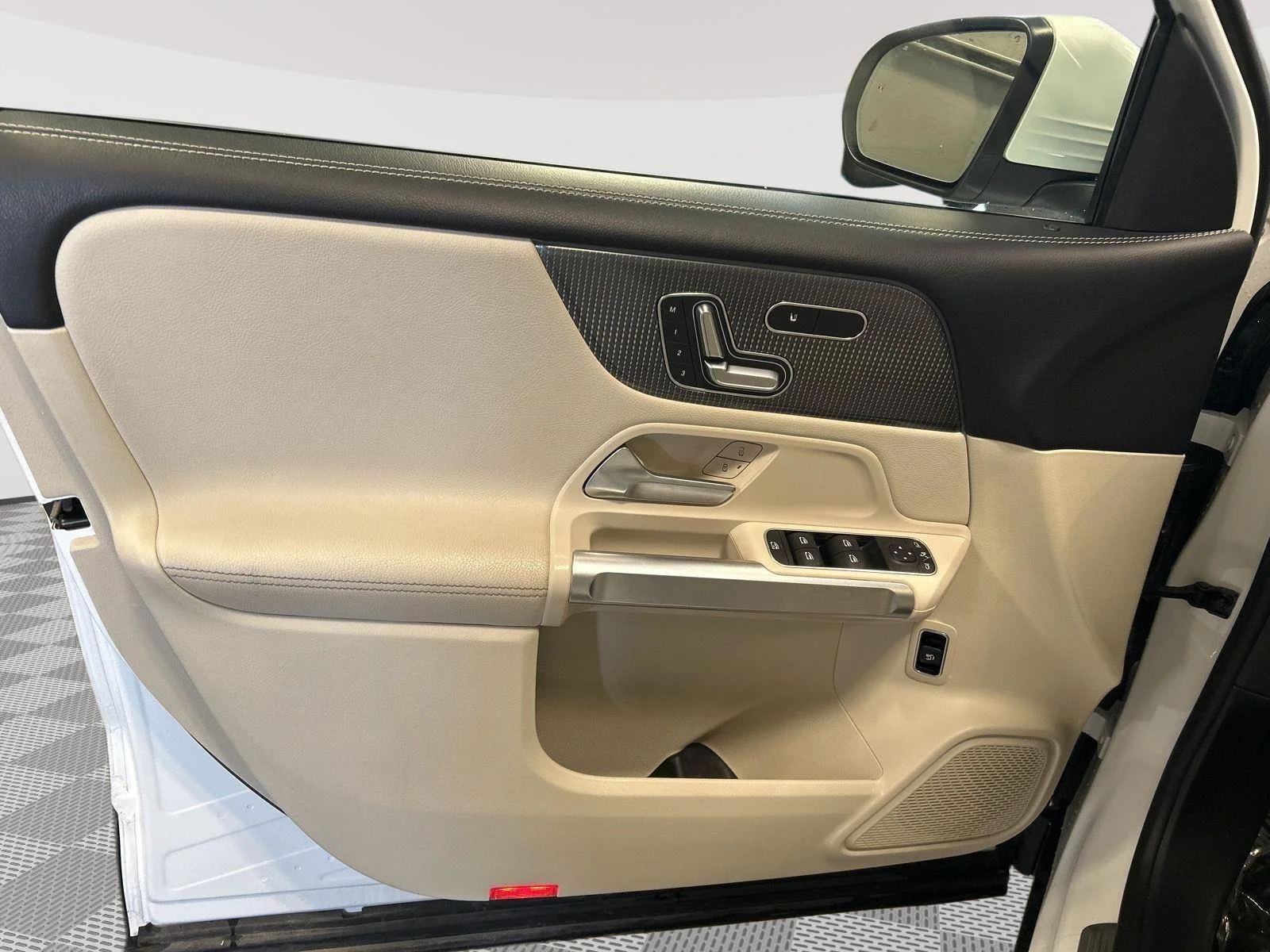 Used 2020 Polar White Mercedes-Benz GLB 250 image 12
