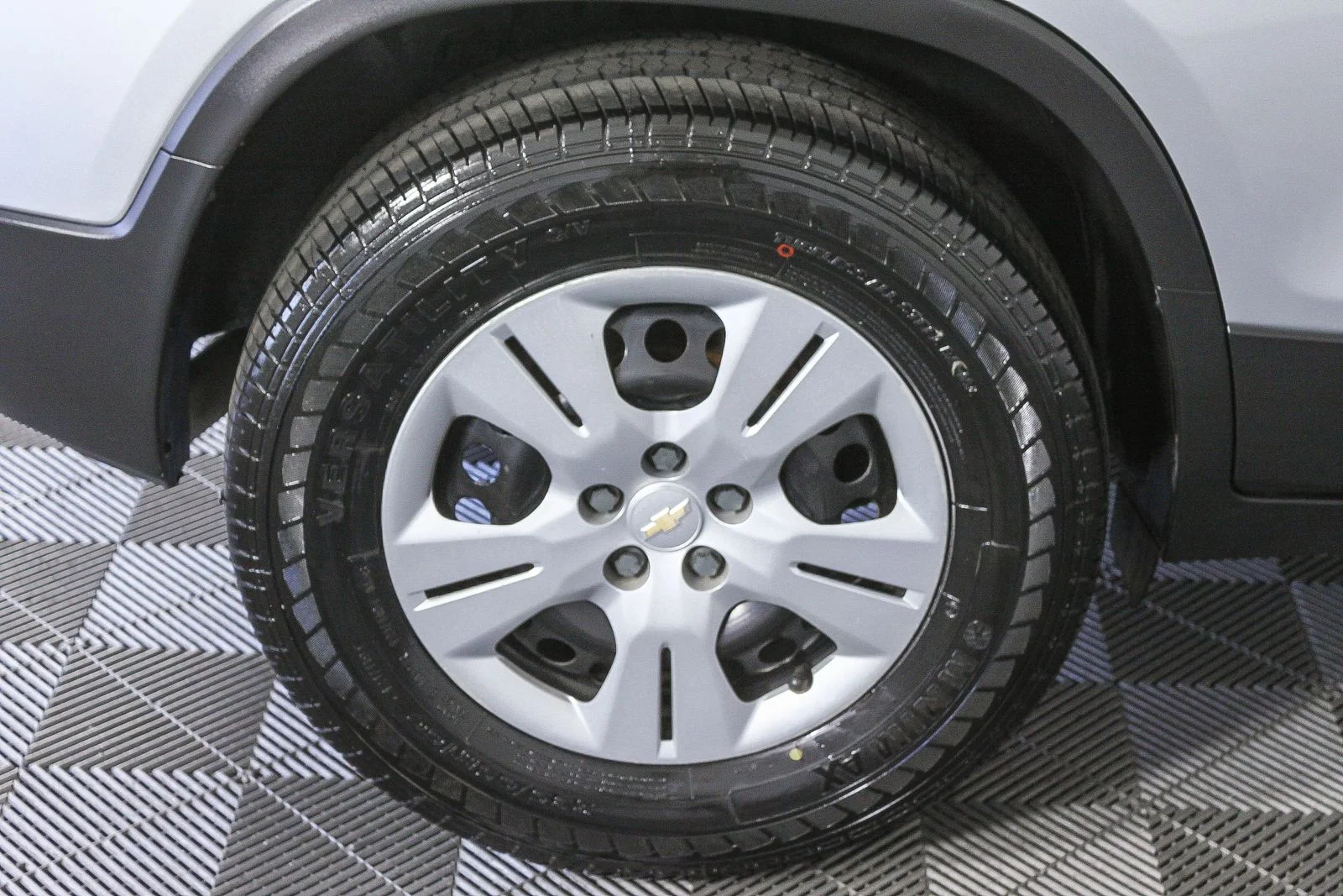 Used 2018 Silver Chevrolet LS image 10