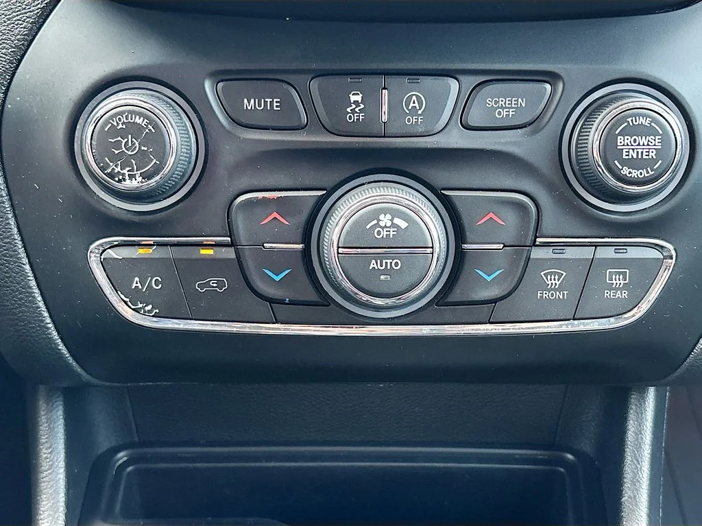 Used 2020 Diamond Black Jeep Limited image 14