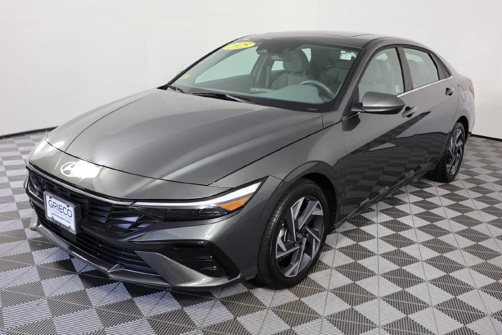 Certified Used 2025 Gray Hyundai SEL Convenience image 4