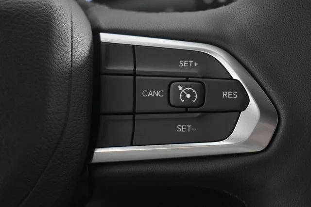 New 2026 Diamond Black Crystal Pearl-Coat Exterior Paint Jeep Latitude image 24