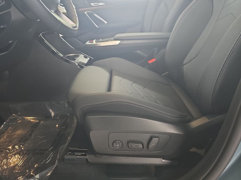 New 2026 Cape York Green Metallic BMW xDrive28i image 15