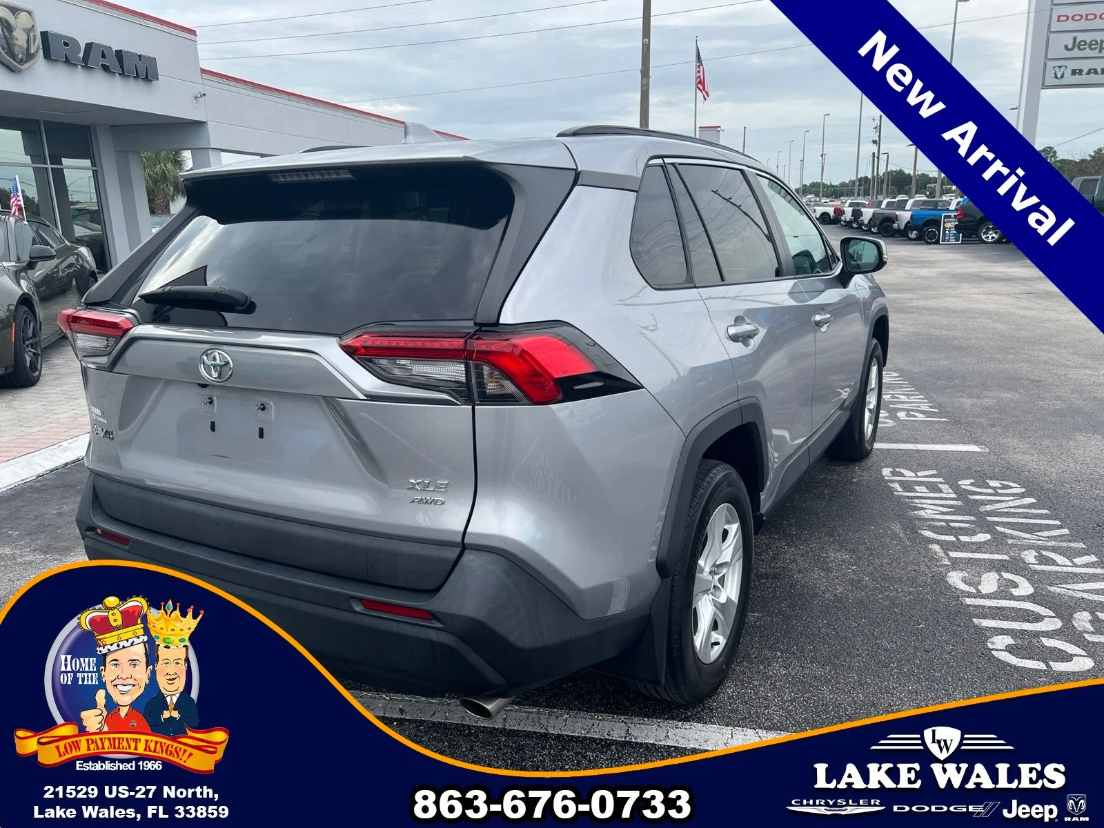 Used 2021 Silver Toyota XLE image 6