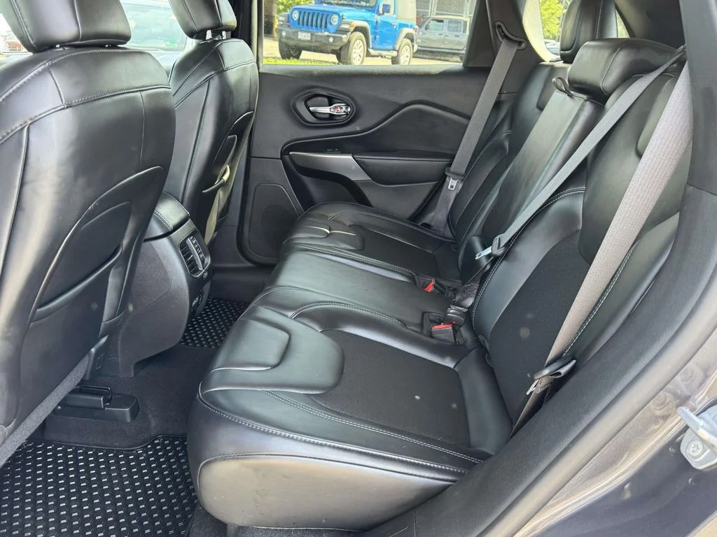 Used 2020 Gray Jeep Latitude Plus image 15
