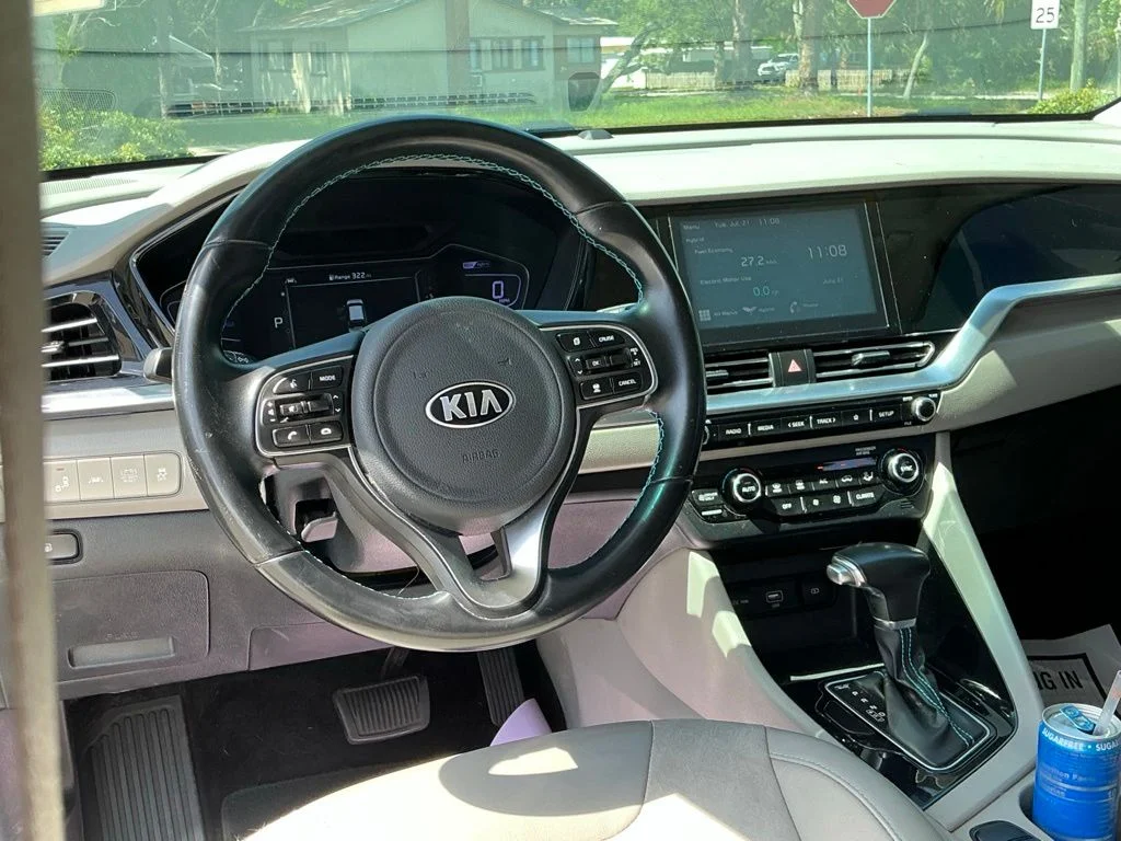 Used 2020 White Kia Touring image 26