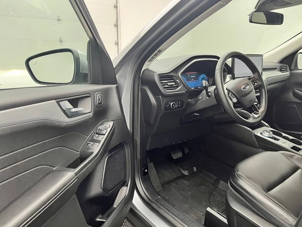Used 2023 Silver Ford Platinum image 17
