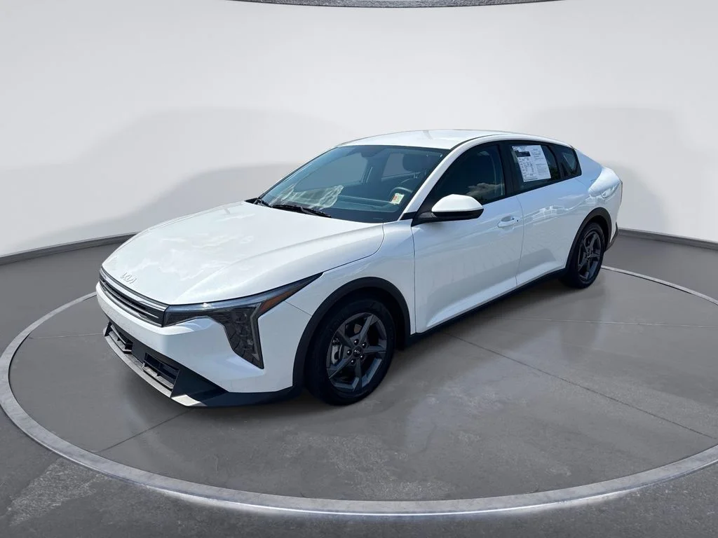 Used 2025 White Kia LXS image 3