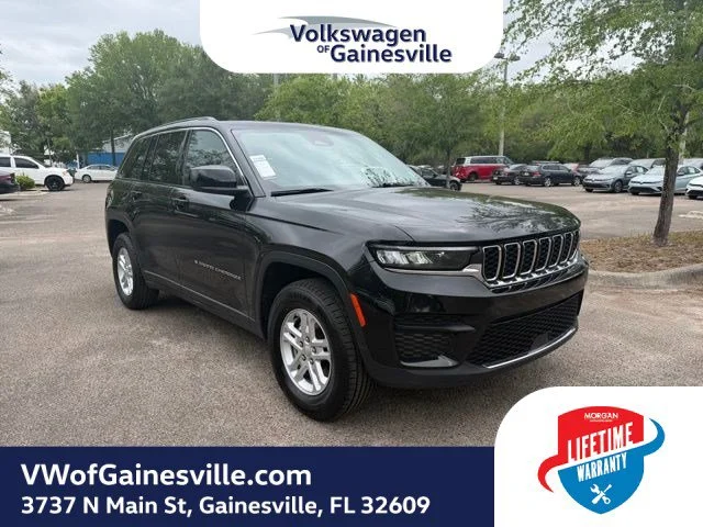 Used 2023 Diamond Black Crystal Pearlcoat Jeep Laredo image 1