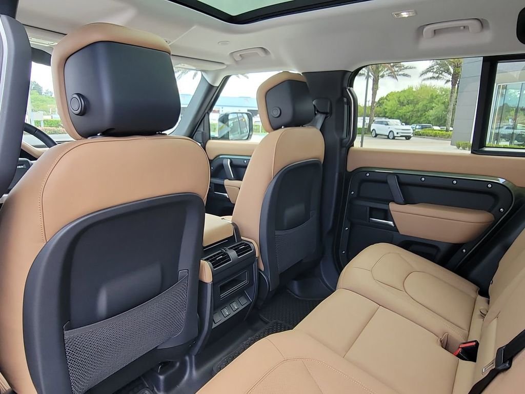 New 2026 Woolstone Green Land Rover X-Dynamic SE image 15