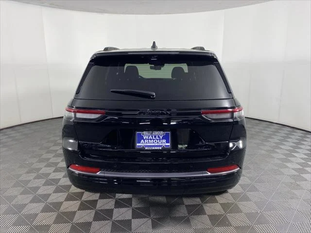New 2026 Diamond Black Crystal Pearl-Coat Exterior Paint Jeep Limited image 9