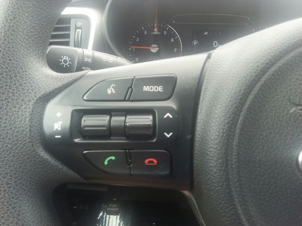 Used 2018 Silver Kia L image 23