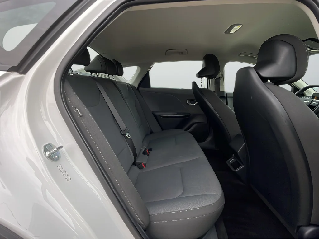 Used 2025 White Kia LXS image 25