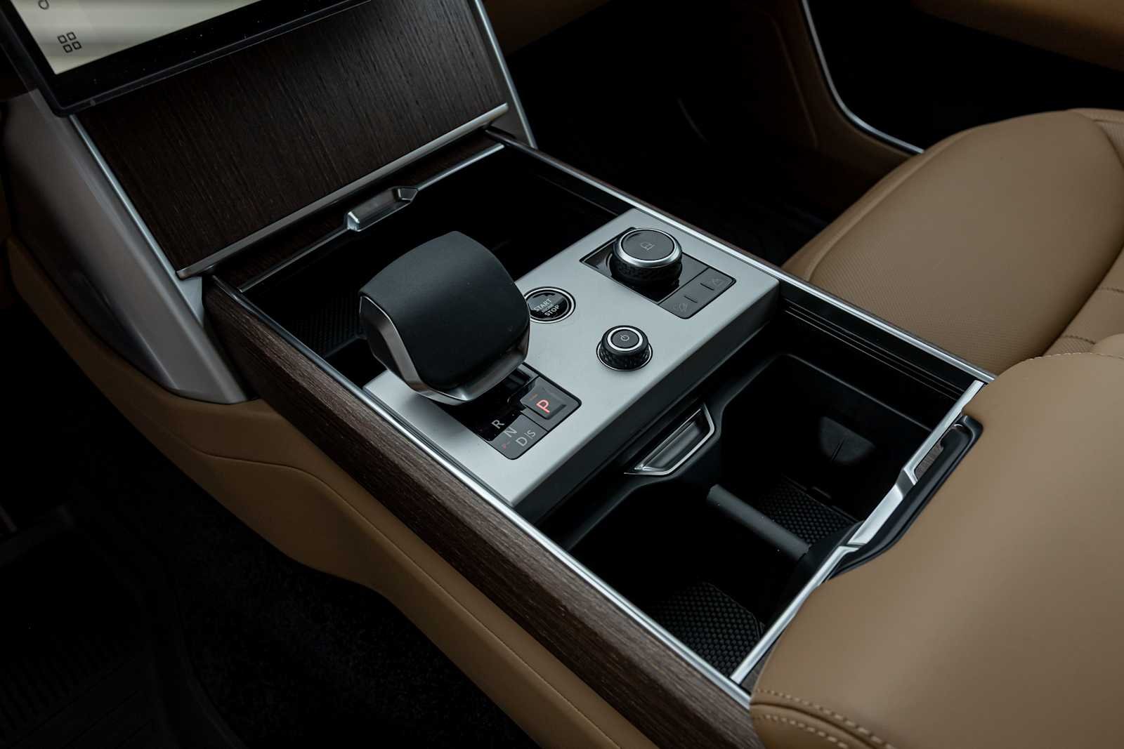 New 2027 Santorini Black Land Rover SE image 21