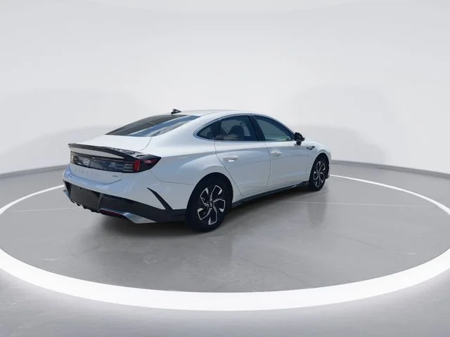 Used 2025 White Hyundai SEL image 8