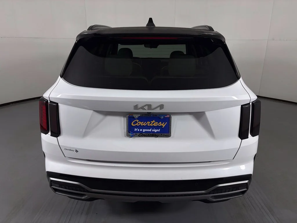 Used 2022 White Kia S image 7