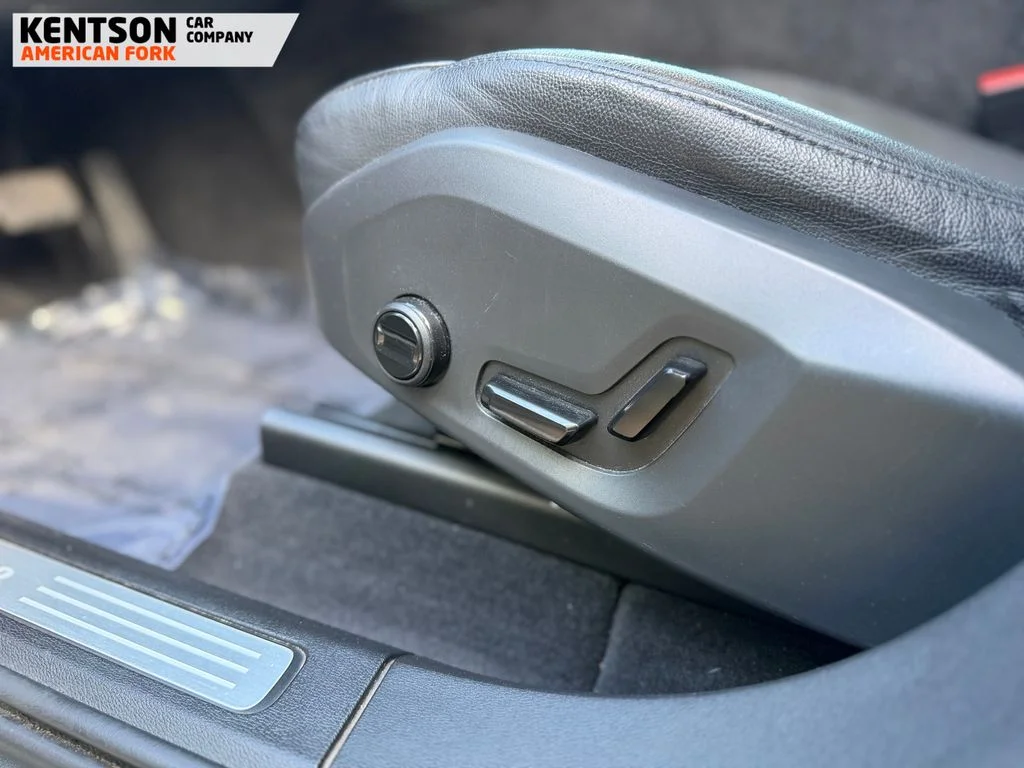 Used 2019 Gray Volvo T6 Momentum image 27