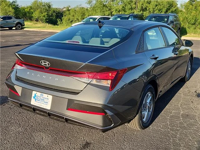New 2026 Amazon Gray Hyundai SE image 4