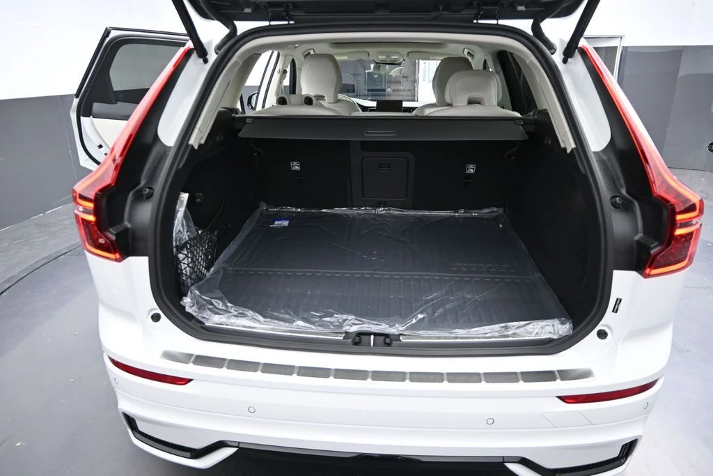 New 2026 Crystal White Volvo T8 Ultra image 14