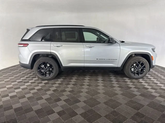 Used 2025 Silver Jeep Altitude image 5