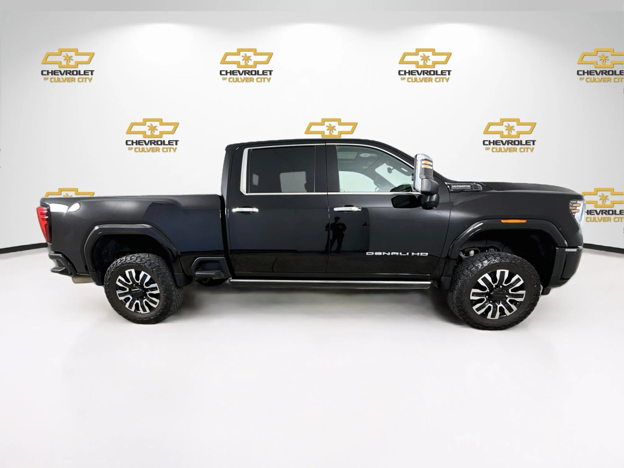 Used 2024 Onyx Black GMC Denali Ultimate image 9