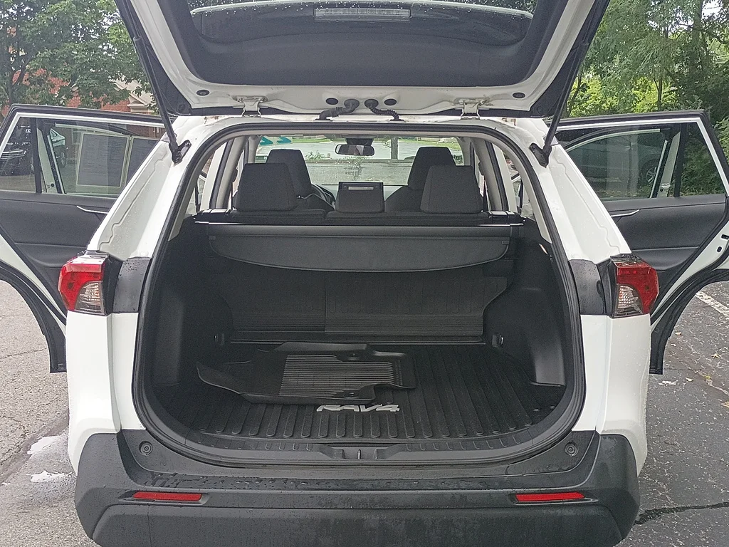 Used 2022 White Toyota LE image 14