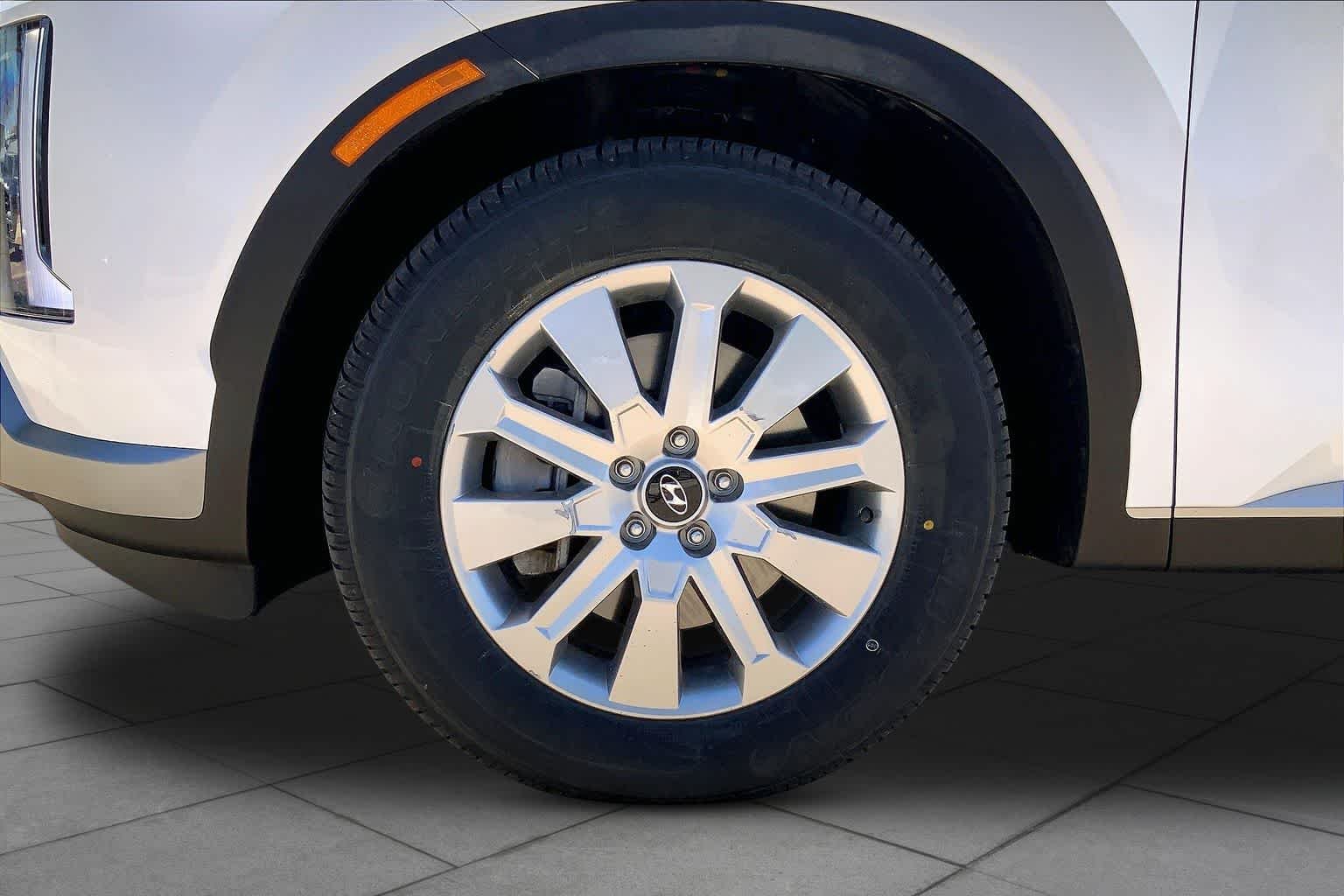 Used 2025 Hyper White Hyundai SEL image 10
