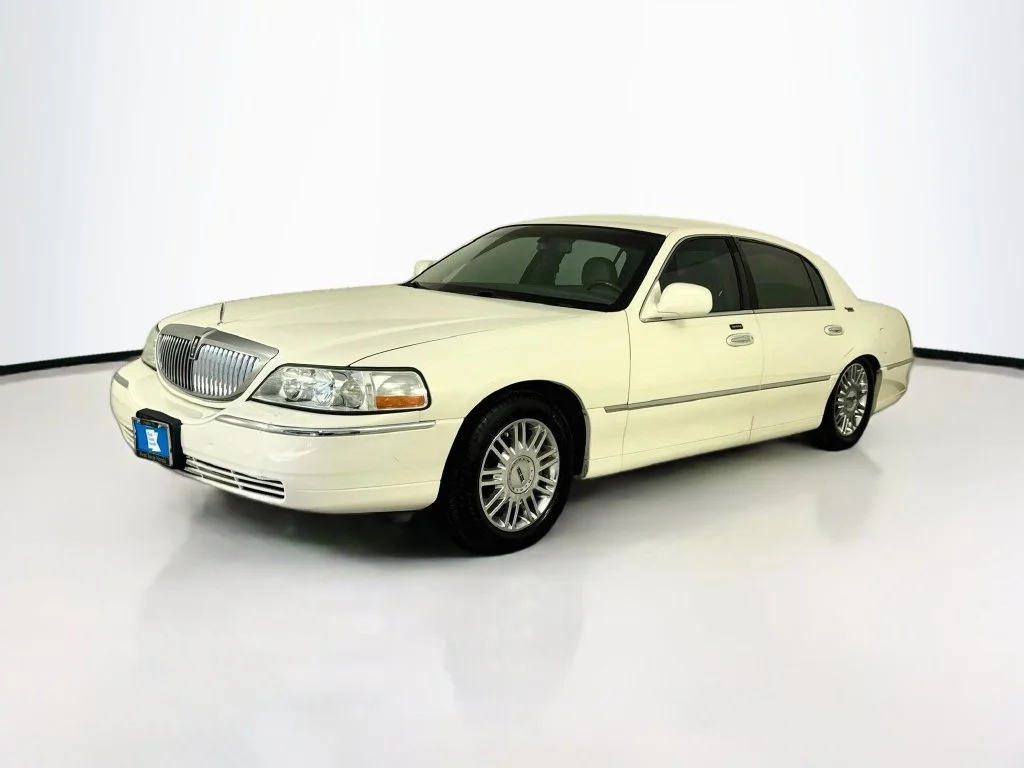 Used 2007 White Lincoln Signature image 3