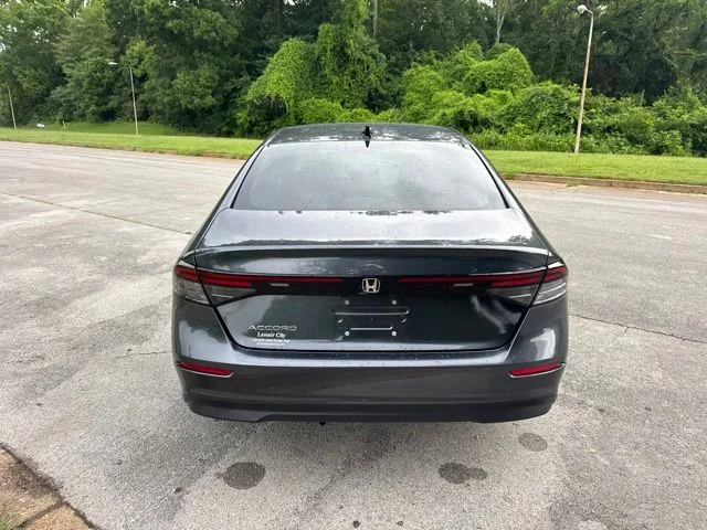 Used 2025 White Honda SE image 6