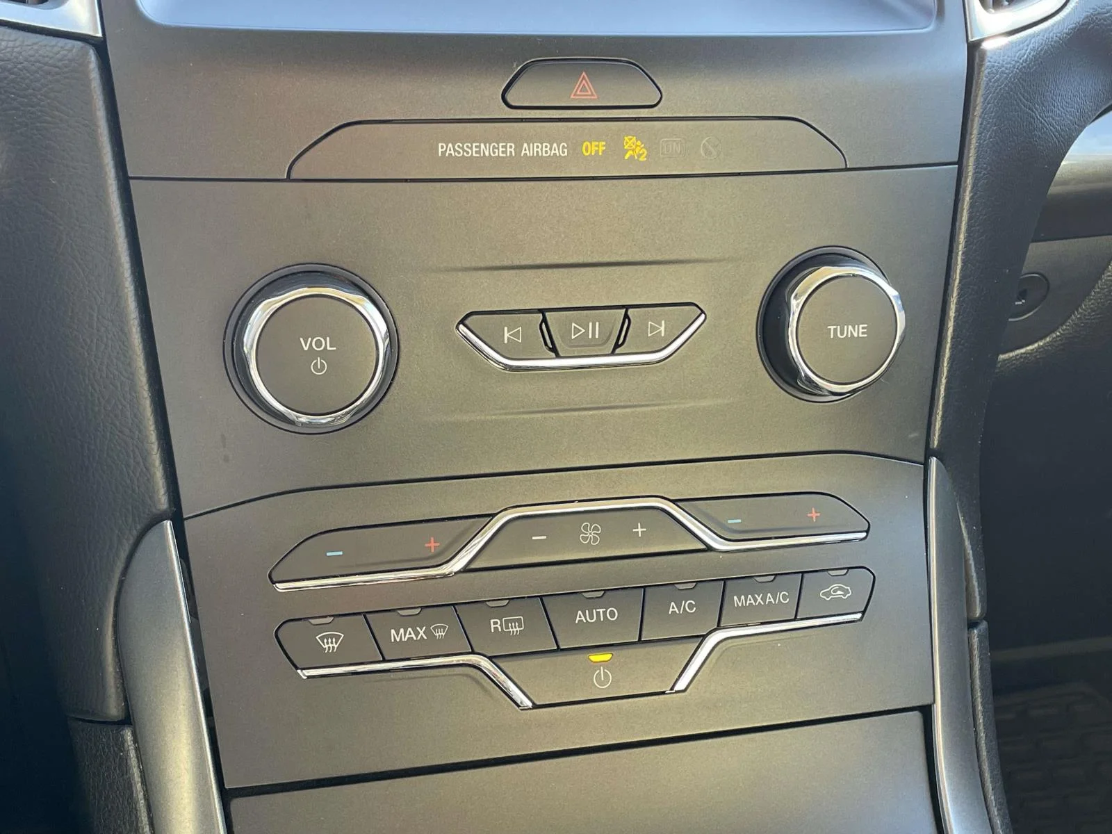 Used 2020 Magnetic Metallic Ford SE image 19