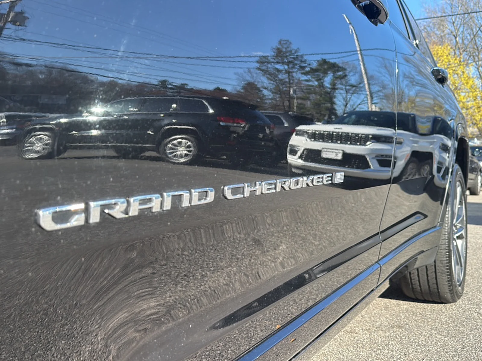 Certified Used 2023 Diamond Black Crystal Pearlcoat Jeep Overland 4x4 image 12
