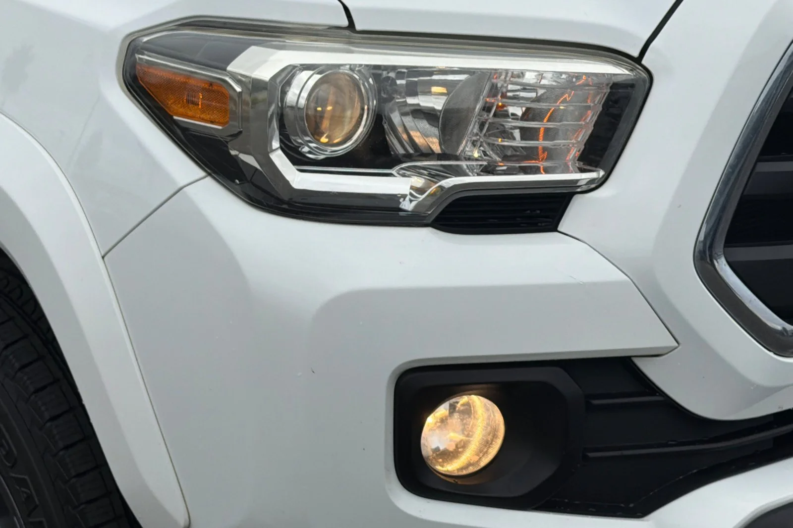 Used 2018 White Toyota SR5 image 36