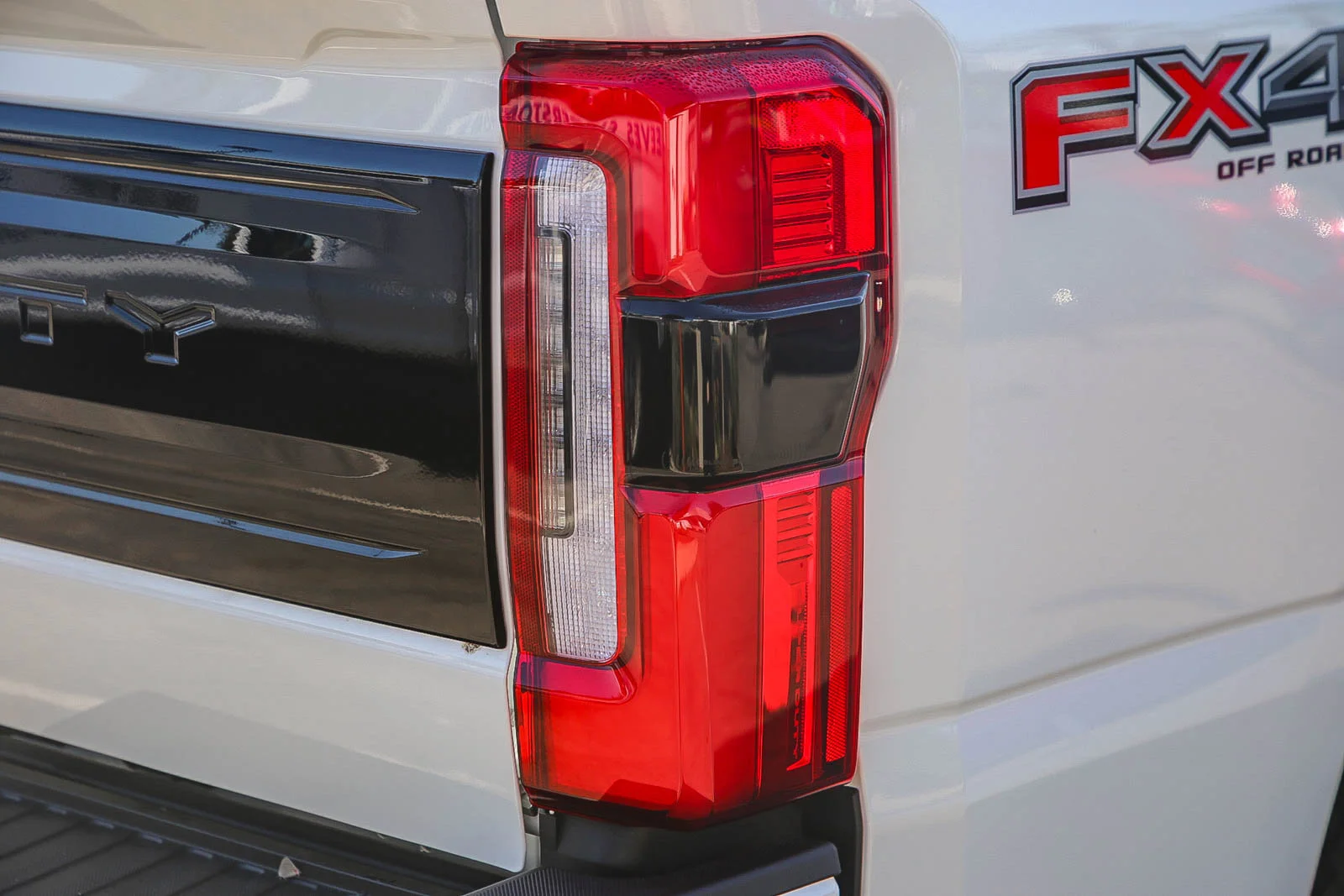2026 Ford F-350 Super Duty Platinum - Photo 9
