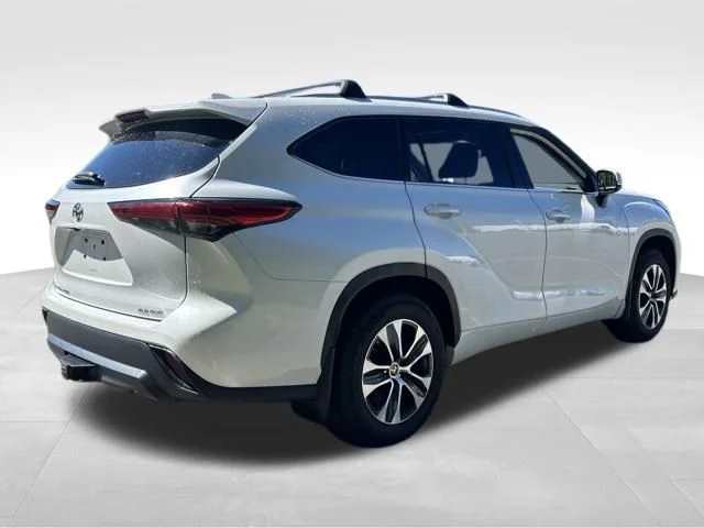Used 2022 Beige Toyota XLE image 5