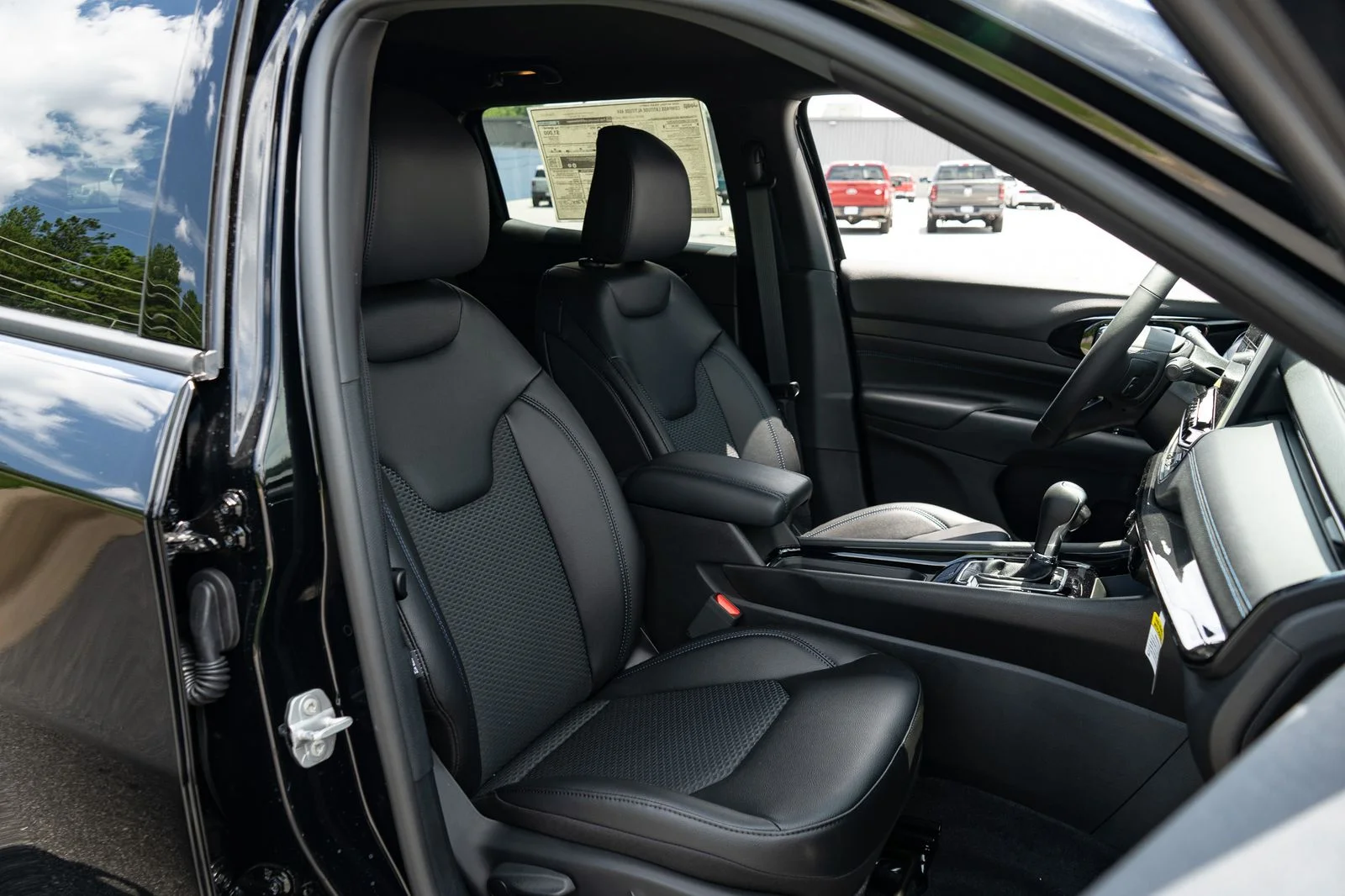 New 2026 Diamond Black Crystal Pearl-Coat Exterior Paint Jeep Latitude image 22