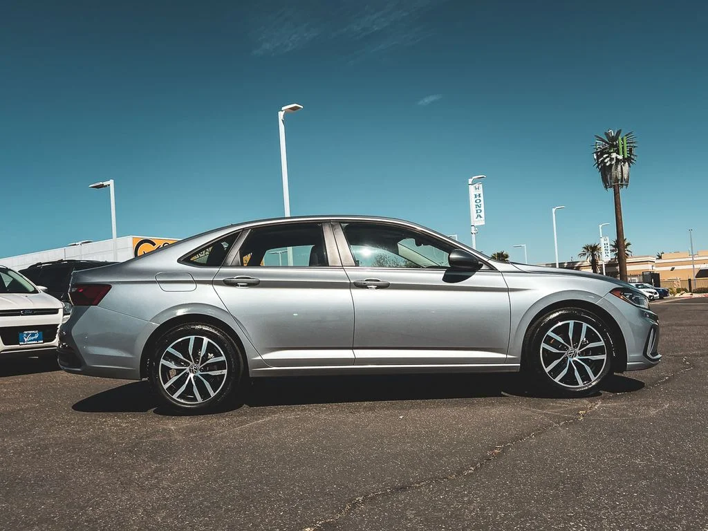 2025 Volkswagen Jetta SE - Photo 8