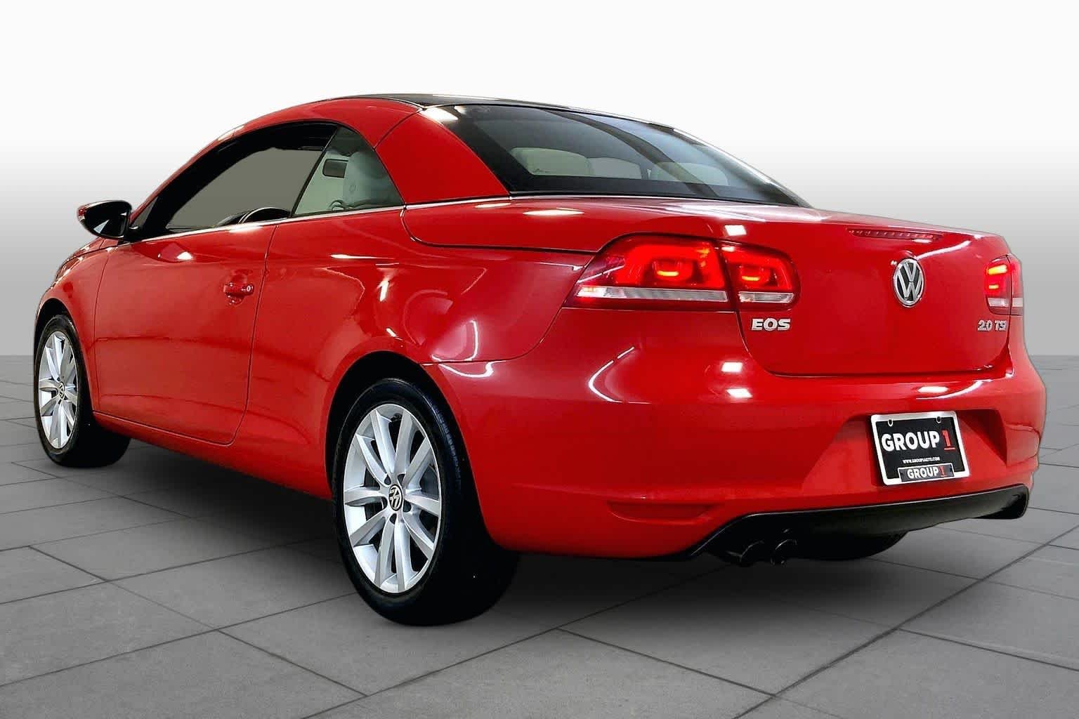 Used 2016 Flash Red Volkswagen Komfort image 12
