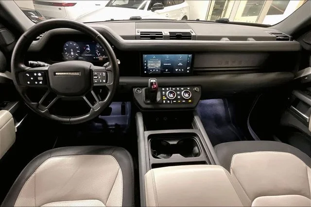 Certified Used 2024 White Land Rover X-Dynamic SE image 17