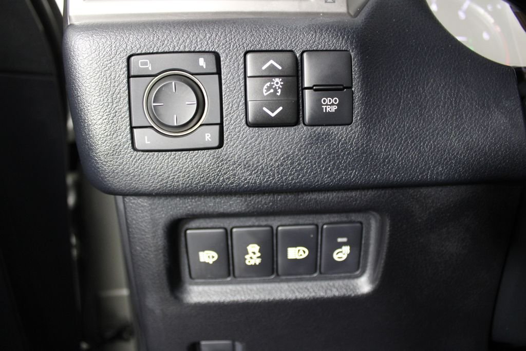 Used 2022 Silver Lexus 460 image 25