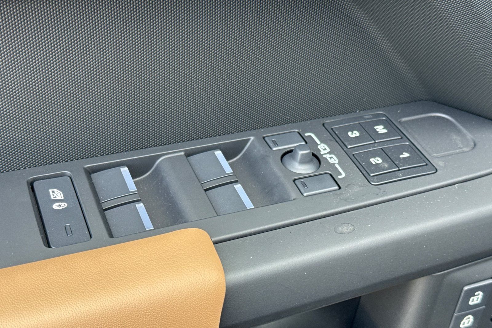 2026 Land Rover Defender X-Dynamic SE - Photo 11