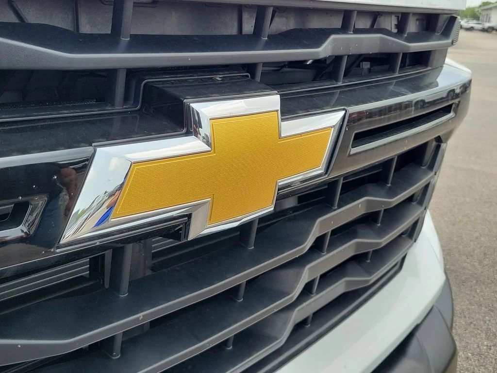 New 2026 Summit White Chevrolet WT image 19