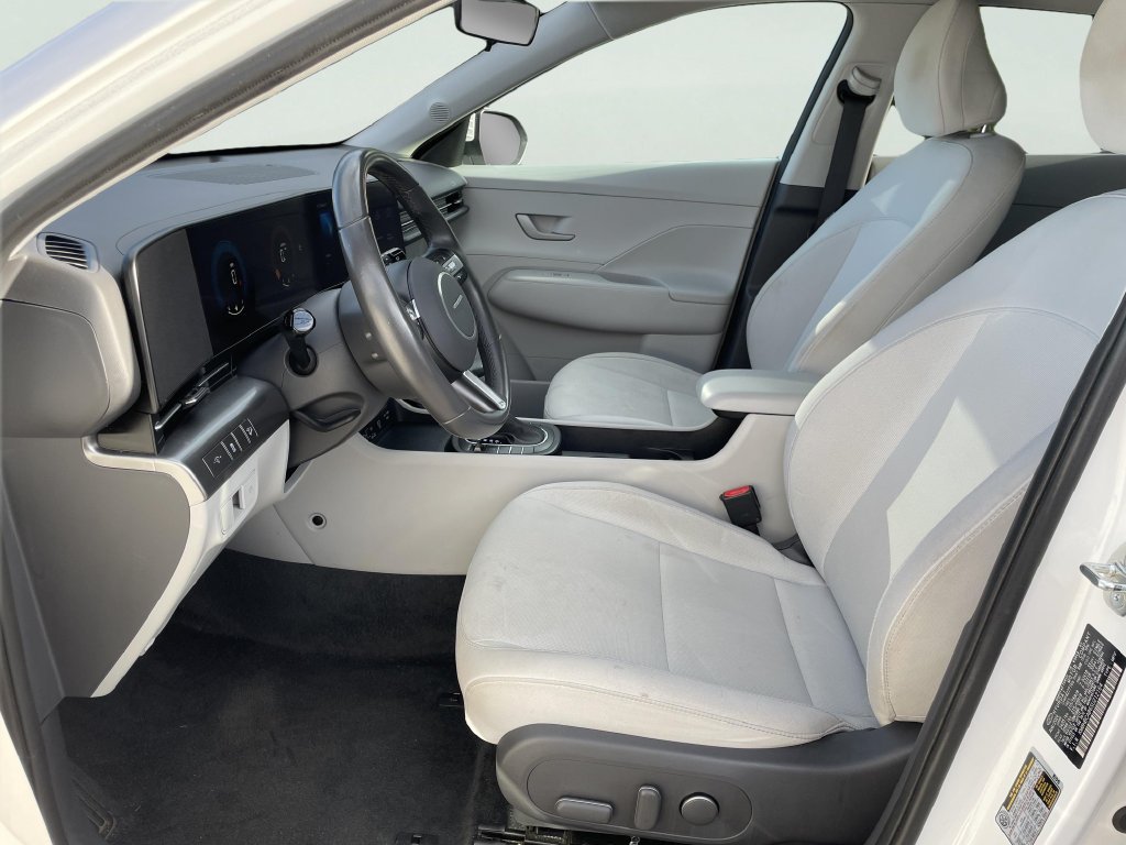 Used 2025 White Hyundai SEL image 10